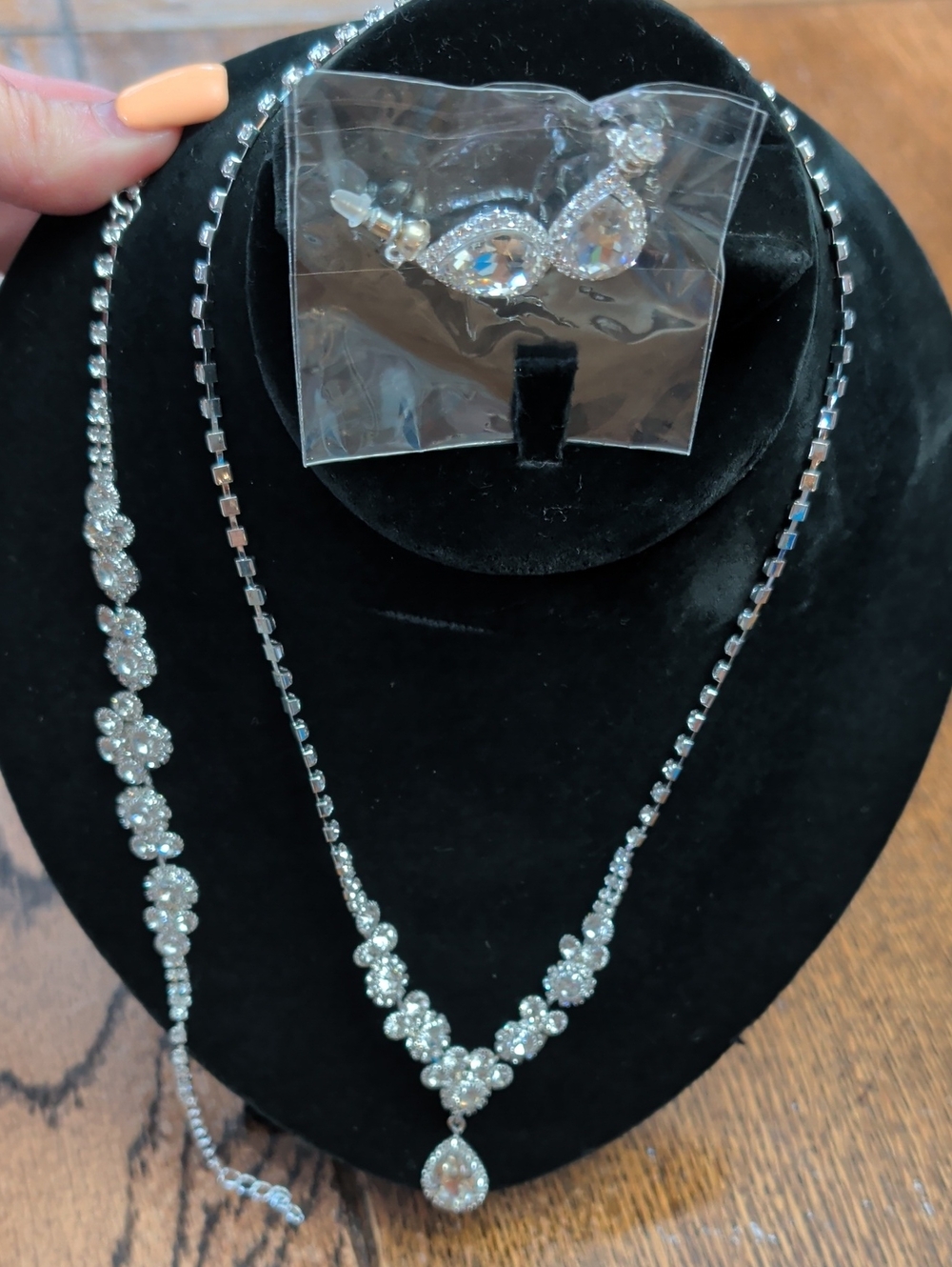 NWOT (274) White Gold Plated Bridal / Formal 3-Piece Jewelry Set